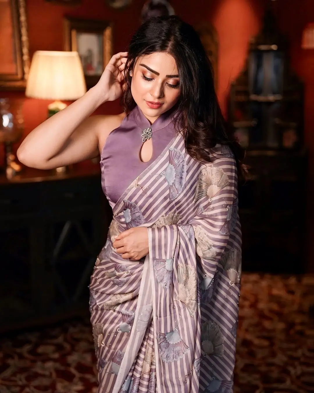 PRIYANKA SHARMA IN BEAUTIFUL VIOLET SAREE SLEEVELESS BLOUSE